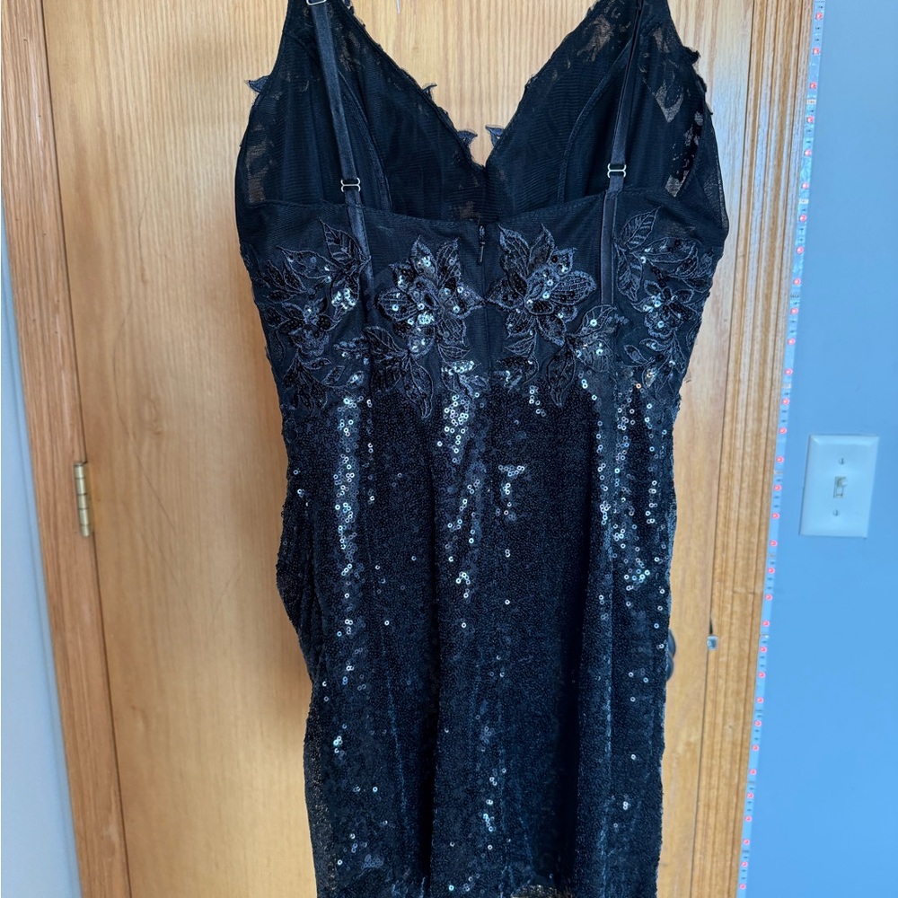 Elegant Black Sequin Dress - Picture 2 of 3
